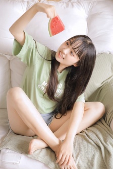 夜晚在大炕上偷的看